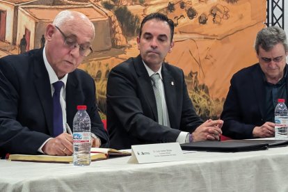 Artero firmó en el libro de honor.