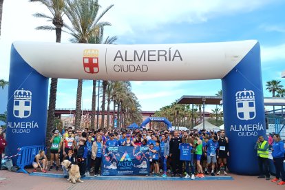 Foto de familia de autoridades políticas y corredores.