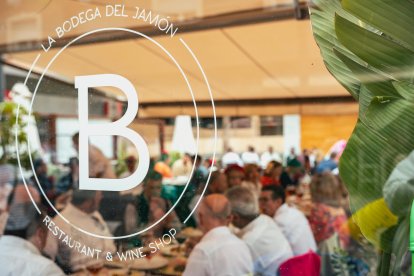 Terraza de La Bodega del Jamón durante las fiestas de San Marcos.