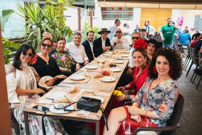 Nani, Dorita, Reyes, Elena, Begoña, Jose, Atilano, Enrique, Pablo y Serafín disfrutando de las fiestas de San Marcos en La Bodega del Jamón.