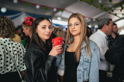 Érika y Triana disfrutando de las fiestas de San Marcos en La Bodega del Jamón.