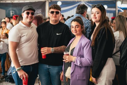 Amigos disfrutando de las fiestas de San Marcos en La Bodega del Jamón.