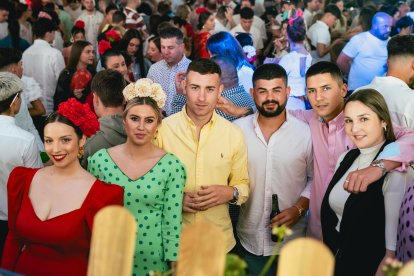 Amigos disfrutando de las fiestas de San Marcos en La Bodega del Jamón.
