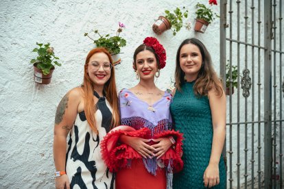 María, Paula y María José disfrutando de las fiestas de San Marcos en La Bodega del Jamón.