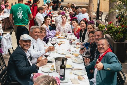 Grupo de familiares y amigos disfrutando de las fiestas de San Marcos en La Bodega del Jamón.