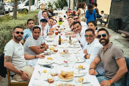Amigos disfrutando de las fiestas de San Marcos 2024 en Restaurante La Costa.
