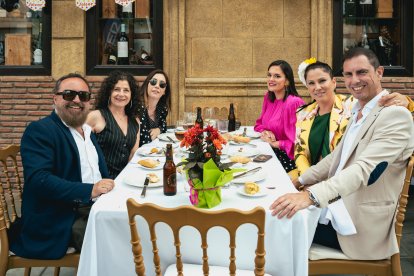 Paco, Lourdes, María Elías, María Ramos, Juani y Javier disfrutando de las fiestas de San Marcos 2024 en Restaurante La Costa.