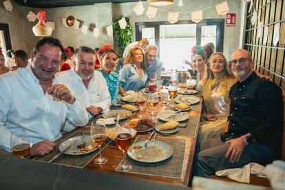La parlamentaria andaluza, Julia Ibáñez, la edil de Deportes de El Ejido, María José Martín, familiares y amigos disfrutando de las fiestas de San Marcos 2024 en Restaurante La Costa.
