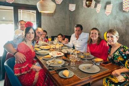 Las hermanas Victoria y África disfrutando con amigos de Madrid de las fiestas de San Marcos 2024 en Restaurante La Costa.