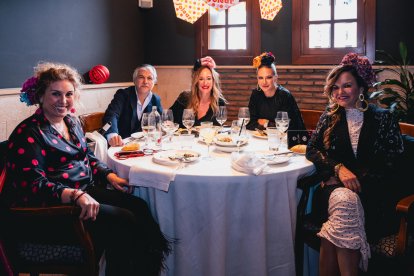 Los \'forasteros\' disfrutando de las fiestas de San Marcos 2024 en Restaurante La Costa.