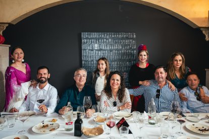 \'Los de siempre\' disfrutando de las fiestas de San Marcos 2024 en Restaurante La Costa.