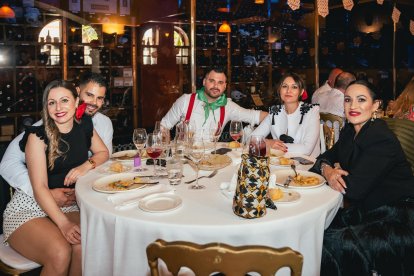 María del Mar, Pablo, Abraham, Ana y Marisol disfrutando de las fiestas de San Marcos 2024 en Restaurante La Costa.