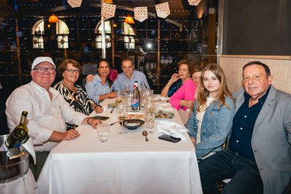 Domingo Cara y familia disfrutando de las fiestas de San Marcos 2024 en Restaurante La Costa.
