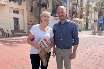 Esther Florido, con su clavel y su periódico.