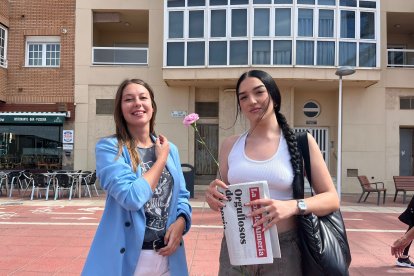 La joven Ana María Montero recoge su periódico.