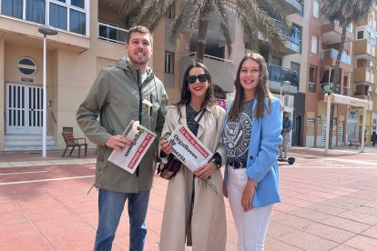 Rosa María López y Álvaro Alonso junto a la redactora Karolina Lewandowska.