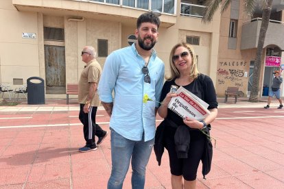 Quini González ha recibido un ejemplar de LA VOZ y un clavel.