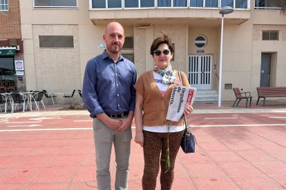 Sebastiana Soto, con su ejemplar de La Voz de Almería.