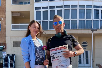 Salvador Torres posa con La Voz de Almería.