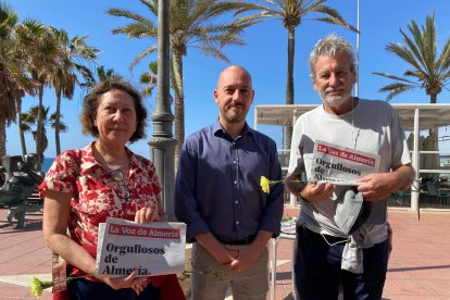 Carmen Martínez y Antonio Luis Quiñonero junto al redactor Fran Luque.