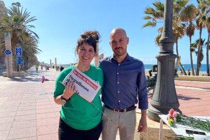 Débora Poggi muestra su ejemplar de La Voz de Almería.