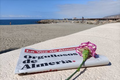 Un periódico y un clavel, el regalo de LA VOZ en este 23 de abril.