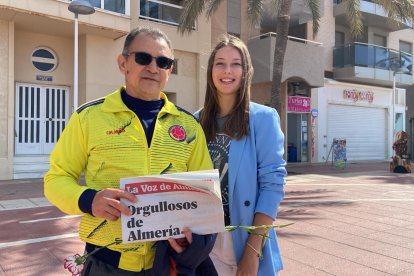 Dario Erazo recibe un ejemplar de LA VOZ.