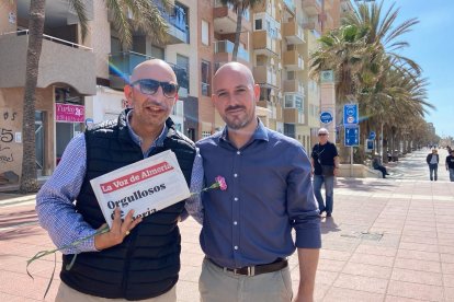 Marco Pirilli muestra el ejemplar del 85 aniversario de LA VOZ.