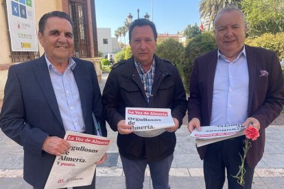 Manuel García Queroy José Antonio Fernández, de la Comunidad de Regantes del Poniente y Feral, y Pedro Manuel de la Cruz, director de LA VOZ.