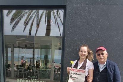 Lucía, trabajadora de Antiu Xixona, con su ejemplar de LA VOZ.