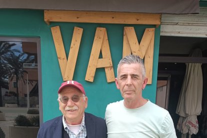 José Luis Martínez y David, propietario de la cafetería VAM.