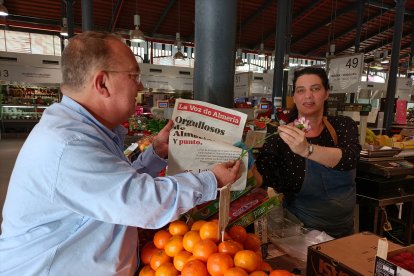 Simón Ruiz entrega un ejemplar y una flor a Ana Belén Rodríguez Andújar.