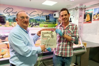 José Antonio Cantón, a la derecha, en el Mercado Central.