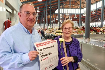 El jefe de Redacción de La Voz, Simón Ruiz, junto a Rita López Álvarez.