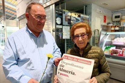 Angustias Laguna, con un ejemplar que simboliza el cambio en La Voz de Almería.