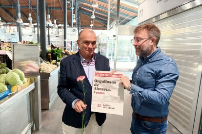 Evaristo Martínez entrega periódico y clavel a Antonio López.