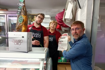 Evaristo Martínez junto a Juan Carlos Ibáñez y Luisa Sabio.