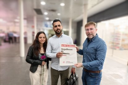 Mariapaz Vega y Alejandro Mirabal, con un ejemplar histórico de La Voz de Almería.