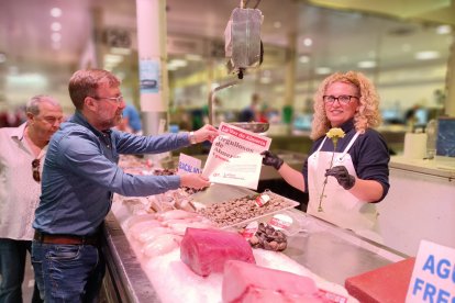 En su puesto en el Mercado Central, Charo Cabeo.