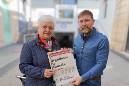 A las puertas del Mercado Central, Evaristo Martínez junto a María Ángeles Torres.