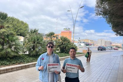 María con su ejemplar de LA VOZ.