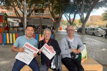 Rosana recibe su ejemplar de LA VOZ.