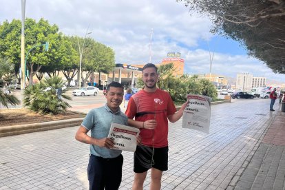 Antonio con un redactor de LA VOZ.