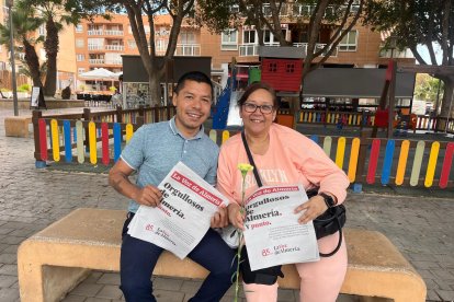 Jimena recibe un clavel y un periódico.