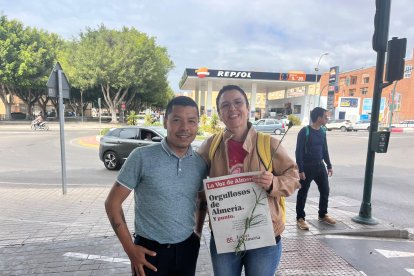 Evelyn con Antonio, redactor de LA VOZ.