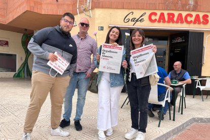 Ana y Eva reciben su ejemplar del 85 aniversario de LA VOZ.