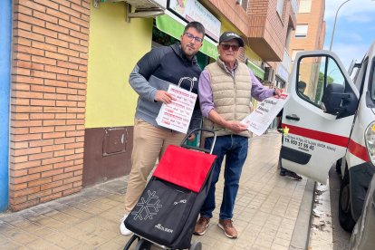 Paco recoge su periódico.