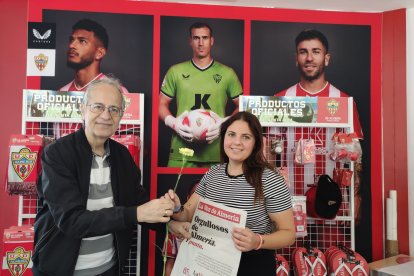 Ana Barea, encargada de la tienda del Almería.