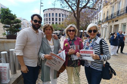 El redactor de LA VOZ, Víctor Navarro, junto a Claudia , Mari Lola y Antonia.