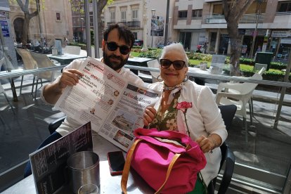 Conchita recibe su periódico.